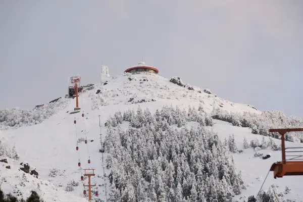 Teleférico sobre pistas nevadas do Cerro Otto na Argentina