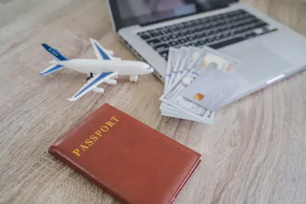 Cartão global e seguro viagem no planejamento
