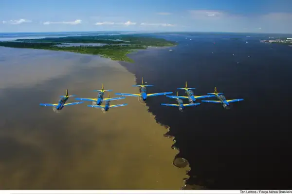 Esquadrilha da fumaça sobrevoando o rio negro e solimões