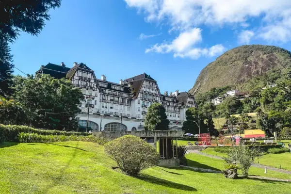 Vista ampla do centro histórico de Petrópolis com construções antigas em meio às montanhas.