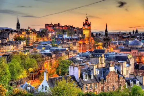 Edimburgo, Escócia – Centro histórico ao entardecer (Fonte: Canva)
