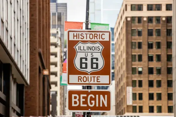 Placa “Historic Route 66 Begin” marcando o início da Rota 66 em Chicago, Illinois.