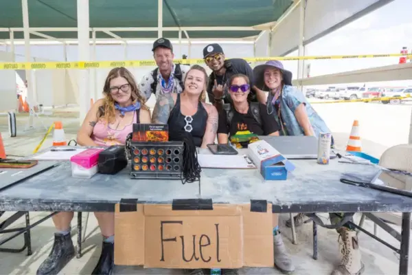 Grupo de voluntários no burning man