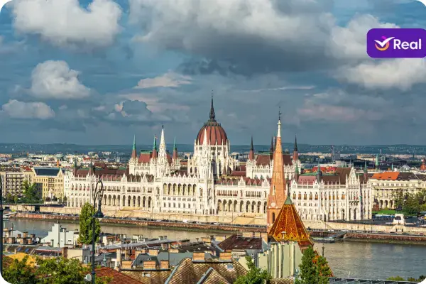foto-aerea-edificio-parlamento-hungaro-em-budapeste-hungria-sob-um-ceu-nublado