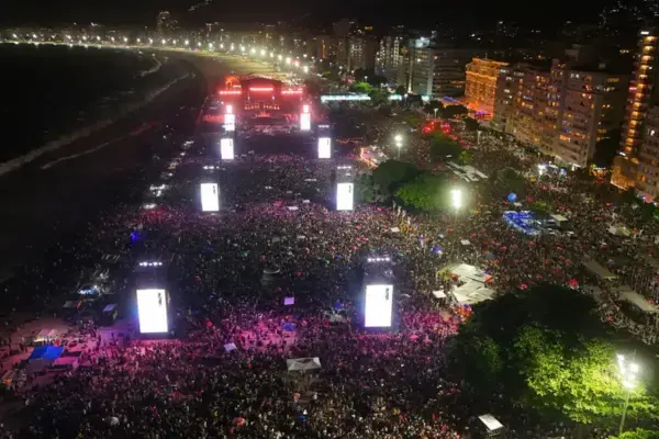 Vista aérea do show de Lady Gaga em Copacabana, Rio de Janeiro, em 2025