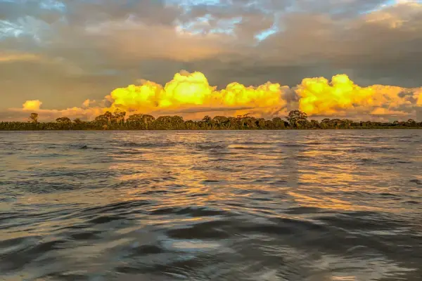 Pôr do sol no Rio Mamoré (Fonte: Adobe Stock)