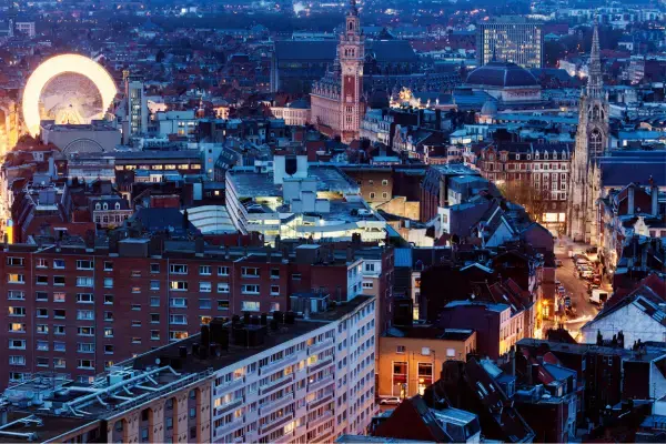 Visão aérea de Lille, França, a noite
