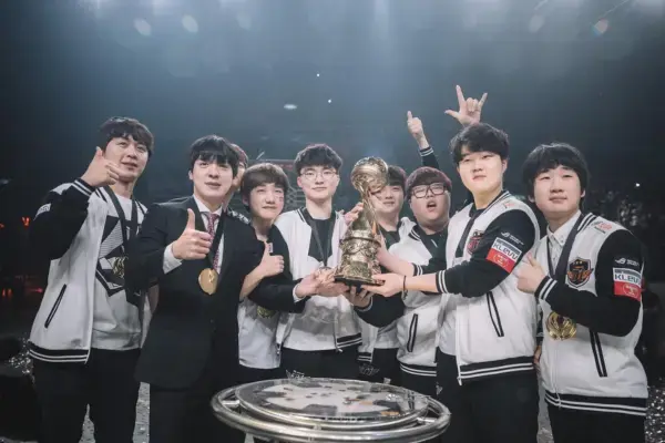 Jogadores da SK Telecom T1 posam no palco com o troféu após a conquista do título internacional de League of Legends no Brasil, usando jaquetas brancas da equipe diante de uma arena lotada.
