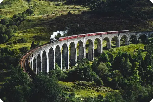 Trem regional cruzando paisagem rural na Europa