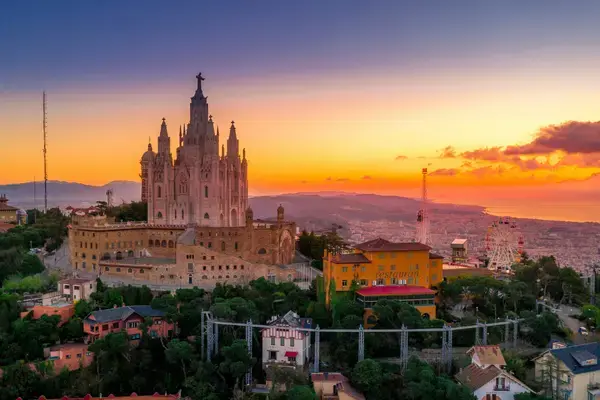 Tibidabo e vista de Barcelona ao pôr do sol, Espanha