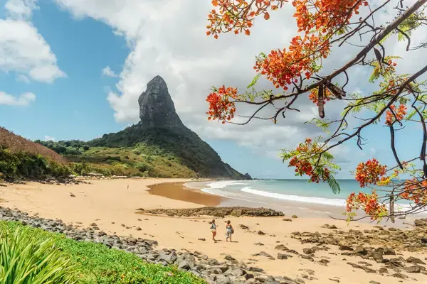 Praia da Conceição em Fernando de Noronha, com o Morro do Pico ao fundo.