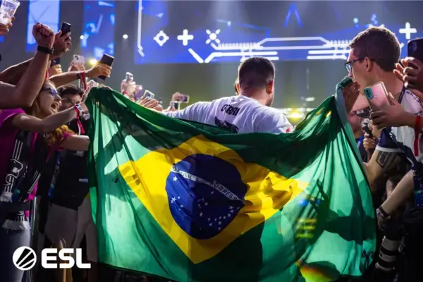 Jogador de Counter-Strike celebra com bandeira do Brasil durante o IEM Rio diante da torcida