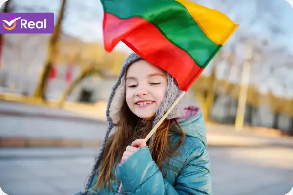 menina sorridente com a bandeira da Lituânia