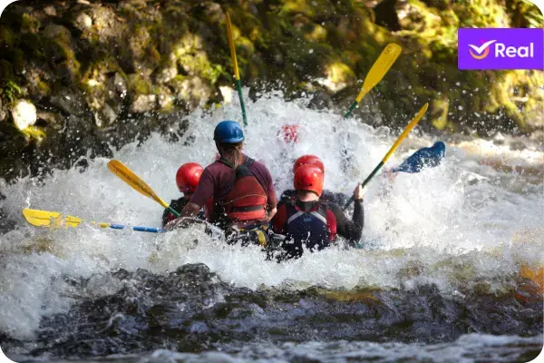 Pessoas se aventurando em um esporte radical na água, algo como caiaque