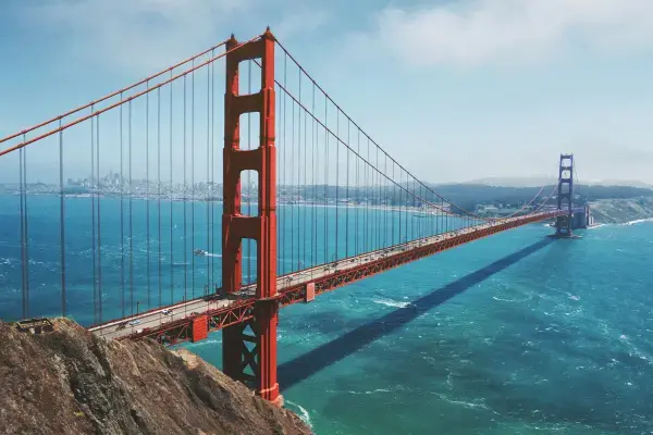 Ponte Golden Gate, em San Francisco, sobre o oceano
