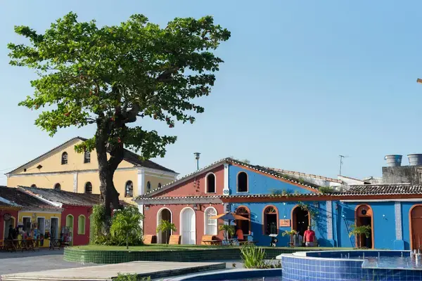 Casarões coloniais coloridos na Cidade Histórica de Porto Seguro na Bahia