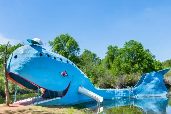 Escultura da Baleia Azul de Catoosa, ponto turístico da Rota 66 em Oklahoma.